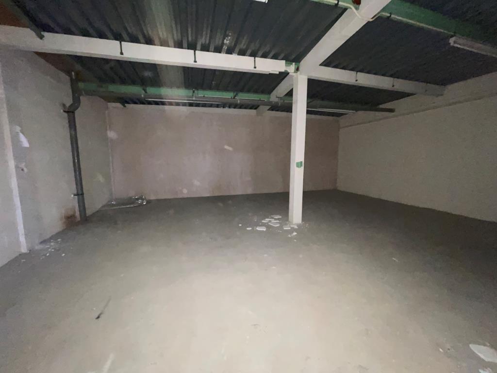 Lot: 99 - LARGE COMMERCIAL PROPERTY IN TOWN CENTRE WITH POTENTIAL - First floor room